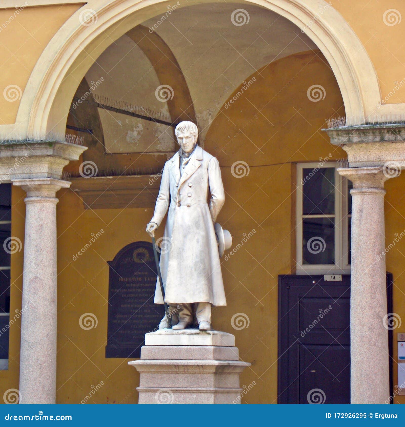 universitÃÂ  degli studi di pavia. cortile delle statue nel palazzo centrale